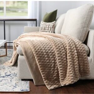 Life Comfort Texture Faux Fur Throw Blanket.